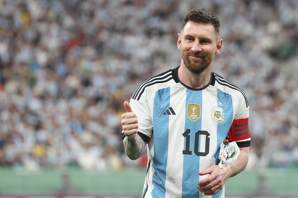 Lionel Messi thuộc top 10 cầu thủ vĩ đại nhất mọi thời đại